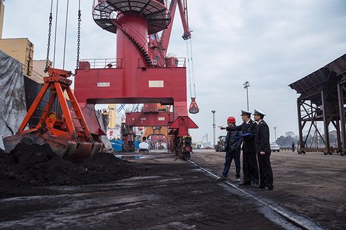 南通海关依法退运4.68万吨走私进境固体废物